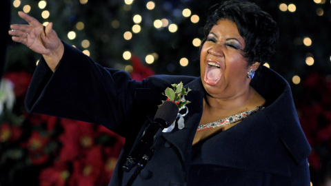 La cantante estadounidense Aretha Franklin durante su actuación en el encendido de las luces del árbol de Navidad del Rockefeller Center en Nueva York en 2009. /EFE - Peter Foley