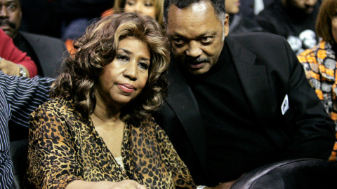 La cantante Aretha Franklin con el reverendo Jesse Jackson durante un partido de la NBE entre los Detroit Pistons y los Miami Heat, en Michigan, en febrero de 2011. REUTERS/Rebecca Cook