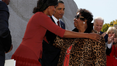 Aretha Franklin junto al expresidente estadounidense, Obama y su esposa Michelle. / REUTERS - Larry Downing