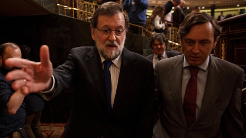 El presidente del Gobierno, Mariano Rajoy, con el protavoz del Grupo Parlamentario Popular, Rafael Hernando. REUTERS