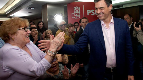 El secretario general del PSOE y candidato a las elecciones generales, Pedro Sánchez (d), saluda a su llegada al encuentro que ha mantenido hoy en Vigo con colectivos ciudadanos. EFE/Salvador Sas