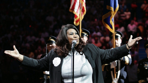 Foto de la cantante estadounidense Aretha Franklin durante su actuación en la ceremonia previa al quinto partido de la final de la NBA de baloncesto entre los Lakers de Los Ángeles y los Pistons de Detroit en The Palace, en Auburn Hills, Mi