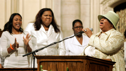 Aretha Franklin canta en el funeral del cantante Luther Vandross, en Nueva York, en  julio de  2005. REUTERS/Ray Stubblebine