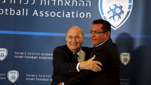 Joseph Blatter, presidente de la FIFA, junto al presidente de la federación israelí de fútbol en su visita la semana pasada a Jerusalén. /REUTERS