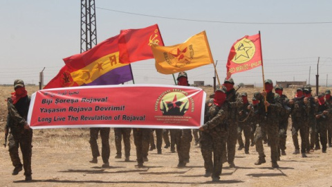 Los miembros de RC que combatieron en Siria pasean una bandera republicana, durante un acto del Batallón de la Libertad de Rojava.