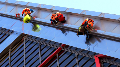 Seis activistas de Greenpeace han escalado la fachada sur de una de las dos Torres Kio para protestar por las negociaciones que llevan a cabo la Unión Europea y Estados Unidos para dar luz verde al Tratado Transatlántico de Libre Comercio e