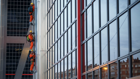 Activistas de Greenpeace en un lateral de una de las Torres KIO. GREENPEACE.