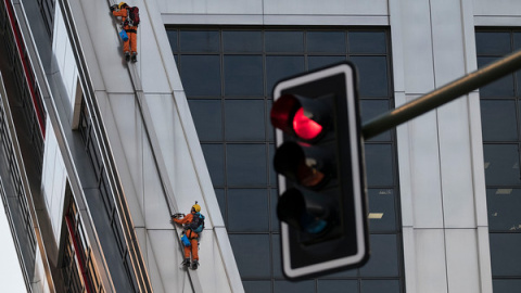 Dos de los activistas de Greenpeace que han escalado las Torres KIO en protesta contra el TTIP. GREENPEACE.