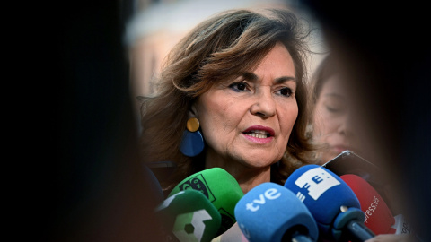 17/07/2019.- La vicepresidenta del Gobierno en funciones, Carmen Calvo, en declaraciones a los medios. / EFE - FERNANDO VILLAR