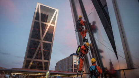 Los activistas de Greenpeace se preparan para escalar el complejo 'Puerta de Europa', más conocido como las Torres KIO. GREENPEACE.