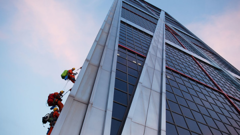 Un momento de la escalada de Greenpeace contra el TTIP en las Torres KIO de Madrid. GREENPEACE.