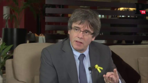 El president cesado de la Generalitat, Carles Puigdemont, en un momento de la entrevista con 'Público'