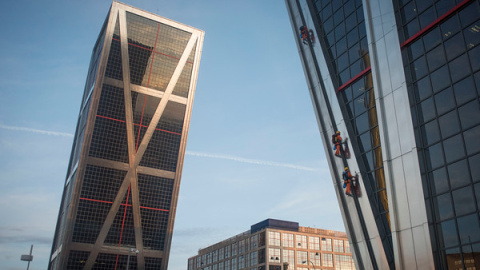 Vista de las dos torres en plena escalada contra el TTIP. GREENPEACE.