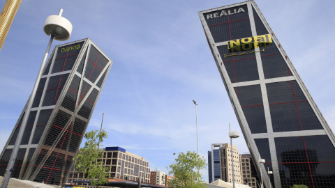 Seis activistas de Greenpeace han escalado la fachada sur de una de las dos Torres Kio para protestar por las negociaciones que llevan a cabo la Unión Europea y Estados Unidos para dar luz verde al Tratado Transatlántico de Libre Comercio e