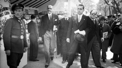 Rafael Giménez Siles, con el ministro Ramón Prieto, en la Feria del Libro de Madrid, en 1935.