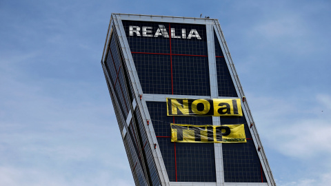 Pancarta contra el TTIP desplegada por activistas de Greenpeace en una de los edificios del complejo 'Puerta de Europa', más conocido como las Torres KIO. REUTERS/Andrea Comas