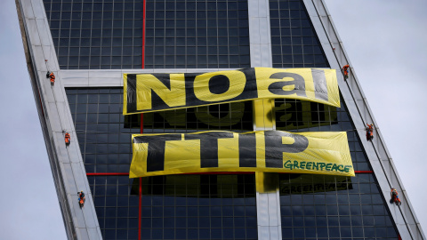 Pancarta contra el TTIP desplegada por activistas de Greenpeace en una de los edificios del complejo 'Puerta de Europa', más conocido como las Torres KIO. REUTERS/Andrea Comas