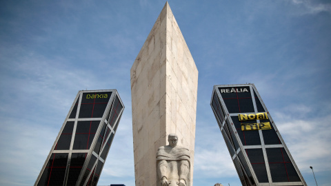 Las Torres Kio en la madrileña Plaza de Castilla, con el carte contra el TTIP colgado por activistas de Greenpeace. REUTERS/Andrea Comas