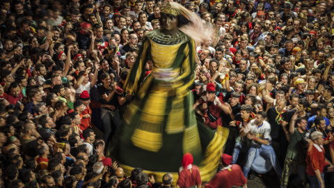 Salt de gegants a la plaça de Sant Pere