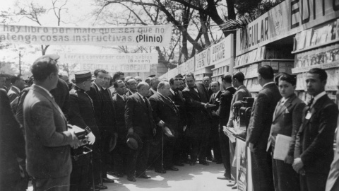 Rafael Giménez Siles, con varias autoridades, en la primera Feria del Libro de Madrid, en 1933.