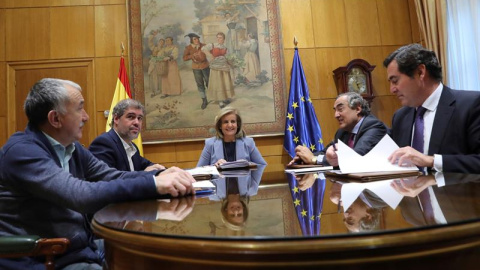 Báñez, Sordo, Álvarez,Rosell y Garamendi, durante su reunión este martes. EFE/ Ballesteros