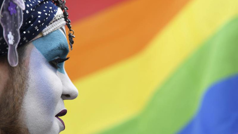 Un activista del movimiento LGTB (Lesbianas, Gais, Transexuales y Bisexuales) 'Sister Dominique' participa en un evento ante el Parlamento estatal en Potsdam (Alemania) con motivo del Día Internacional contra la LGTBfobia. EFE/Ralf hirschbe