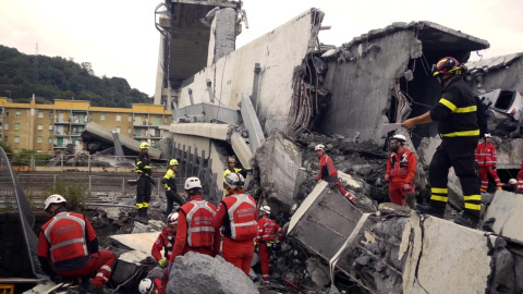 Trabajadores de la Cruz Roja de Italia buscan desaparecidos entre los escombros del puente Morandi en Génova. EFE