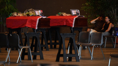 Familiares permanecen junto al féretro de una de las víctimas del derrumbe del puente en Génova, Italia. EFE/ Luca Zennaro