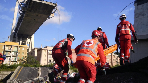 Trabajadores de la Cruz Roja de Italia buscan desaparecidos entre los escombros del puente Morandi en Génova. EFE