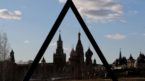 Fotografía de la Torre Spasskaya del Kremlin y la Catedral de San Basilio, en la Plaza Roja de Moscú, a 15 de marzo de 2022.