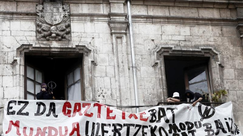 Un grupo de jóvenes ha vuelto a entrar en el palacio del Marqués de Rozalejo, desalojado esta mañana por la policía, al grito de "Maravillas aurrera".La entrada en el edificio se ha producido en el transcurso de una kalejira de protesta por