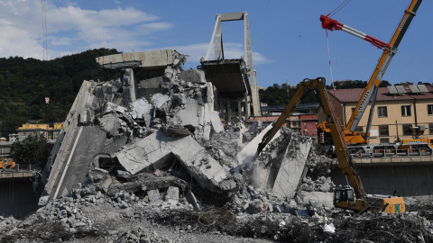 Operarios continúan con la retirada de escombros tras la caída del puente Morandi en Génova. EFE/ Luca Zennaro