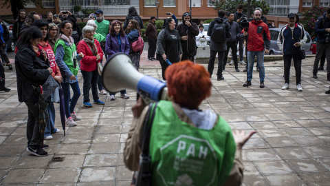 Vecinos de Móstoles y activistas por el derecho a la vivienda, durante la concentración para evitar el desalojo del Bloque Dignidad de Móstoles, que aloja a más de 40 personas, entre ellas menores y enfermos graves.