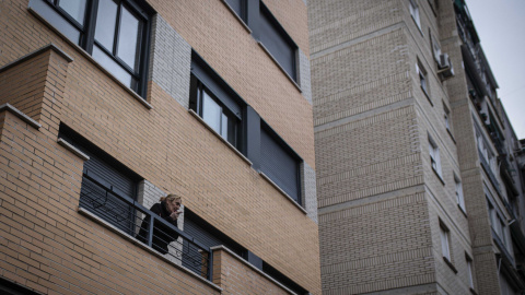 Luisa Montiel, de 55 años, y residentes en el Bloque Dignidad de Móstoles desde 2015, observa desde la terraza la protestas de personas que exigían la suspensión de desalojo de 18 familias.