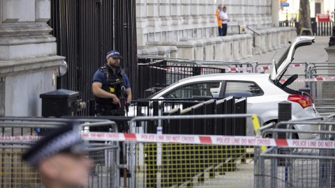 Oficiales de policía en la escena de un accidente automovilístico en Downing Street, la residencia oficial del Primer Ministro británico en Londres, Gran Bretaña