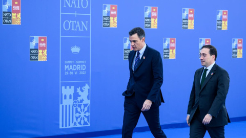 El primer ministro español, Pedro Sánchez, y el ministro español de Asuntos Exteriores, José Manuel Albares, llegan para asistir a la cumbre de la OTAN.