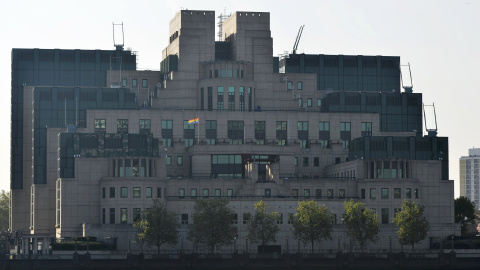 La bandera gay ondeando en las oficinas del MI6 británico.-REUTERS