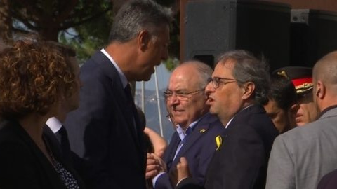 Instantánea del enfrentamiento verbal entre Albiol y Torra en el homenaje en Cambrils a las víctimas del atentado del 17-A. | TV3