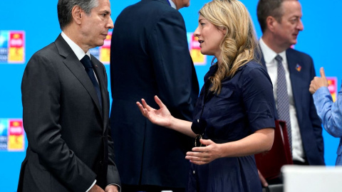 Melanie Joly, Ministra de Relaciones Exteriores de Canadá, habla con el Secretario de Estado de EEUU, Antony Blinken, durante una mesa redonda en la cumbre de la OTAN en Madrid.