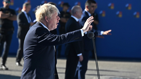 El primer ministro del Reino Unido, Boris Johnson, interviene a su llegada a la primera jornada de la cumbre de la OTAN que se celebra este miércoles en el recinto de Ifema, en Madrid.