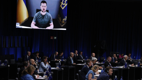 El presidente del Ucrania, Volodímir Zelenski, interviene por videoconferencia en la primera jornada de la cumbre de la OTAN que se celebra este miércoles en el recinto de Ifema, en Madrid.