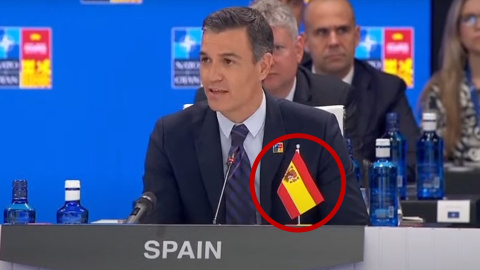 El presidente del Gobierno, Pedro Sánchez, da un discurso en la sesión de la cumbre de la OTAN, con la bandera de España al revés.