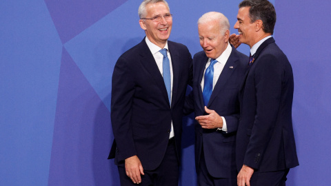 El secretario general de la OTAN, Jens Stoltenberg, y el presidente del Gobierno, Pedro Sánchez, saludan al presidente estadounidense, Joe Biden, durante una cumbre de la OTAN en Madrid, España, el 29 de junio de 2022.