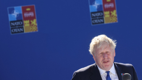 El primer ministro británico, Boris Johnson, habla con los medios cuando llega a una cumbre de la OTAN en Madrid, España, el 29 de junio de 2022.