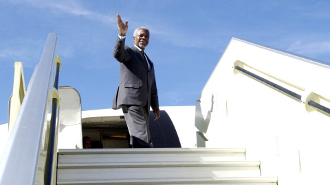 Kofi Annan saluda desde la escalerilla del avión tras finalizar su viaje a Etiopia, en mayo de 2005. EFE/EPA/UN Photo/Evan Schneider