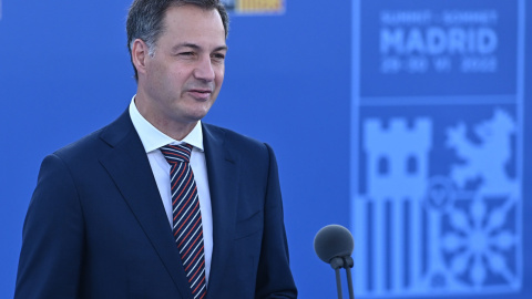 El primer ministro de Bélgica, Alexander De Croo, interviene a su llegada a la primera jornada de la cumbre de la OTAN