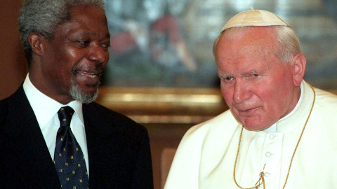 Kofi Annan con el Papa Juan Pablo II en una audiencia privada en el Vaticano en  abril de 1997. REUTERS