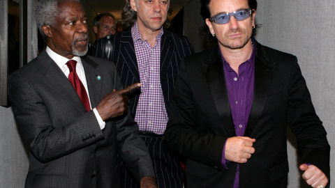 Kofi Annan (con los cantantes Bob Geldof y Bono, en la cumbre del G-8 en julio de 2005. REUTERS