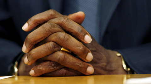 Detalle de las manos de Kofi Annan, durante una rueda de prensa en la sedew de la ONU en septiembre de 2006. EFE/EPA/ANDREW GOMBERT