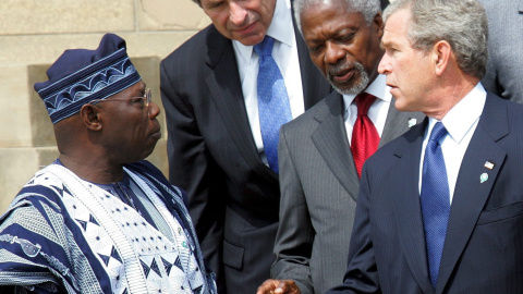 Kofi Annan con el presidente del Banco Mundial, Paul Wolfowitz,el presidente del EEUU, George W. Bush, y el de Nigeria Obasanjo, en una reunión del G-8 en la localidad británica  de Gleneagles, en juio de 2005. EFE/EPA/YURI KOCHETKOV